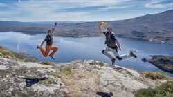Fotografía: Saltando con el Lago de Sanabria de fondo