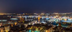 Vista nocturna de Mezquita Azul, Santa Sofía, Topkapi desde Torre de Gálata