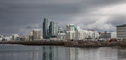 Skyline de Reykjavik y el Wow ciclotron, Islandia