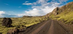 Típico camino volcánico y paisaje Islandés