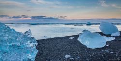 Icebergs en la playa del Glaciar Jokulsarlon  en Islandia
