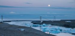 Salida al mar de Jokulsarlon con Icebergs y luna llena
