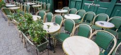 Típico café parisino