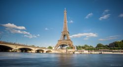 La Torre Eiffel y el Río Sena