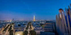 Vistas de La Torre Eiffel desde lo alto del Arco del Triunfo con turistas de noche