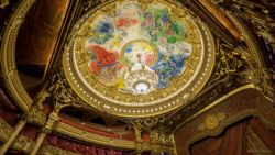 Llaman la atención las pinturas del techo en la ópera Garnier