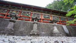 Detalle de templo y farolas en Nikko