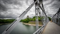 El Castillo de Okayama con el puente que lo comunica con el Jardín Korakuen
