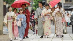 Familia con Kimono en Kioto usando tecnología moderna móvil