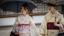 Paseando con Kimono y paraguas en Kioto