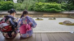 Jardín Zen Japonés, meditando con Kimono