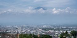 Monte Fuji elevandose como un ovni sobre Fujinomiya