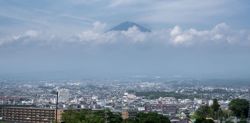 Fotografía: Monte Fuji elevandose como un ovni sobre Fujinomiya