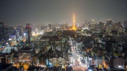 Vista nocturna de Tokio y su famosa Torre Eiffel