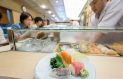 Espectacular sushi el que puedes tomar en el mercado del pescado