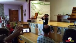 Fotografía: Marcos Rodriguez Pantoja imitando el aullido de los lobos en Villardeciervos