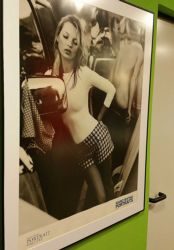 Fotografía: Fotografía de Mario Testino en un restaurante a la puerta del baño