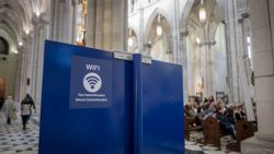 Fotografía: Modernizarse o morir, wifi en las iglesias