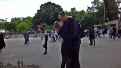 Fotografía: Pareja bajo la torre Eiffel, la estampa de París