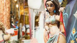 Fotografía: Hasta los ninots se mueven sexy en las fallas