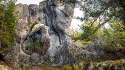 Agujeros y rocas en Los Callejones de las Majadas, cuenca