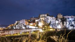 Puente y casa colgada en Cuenca