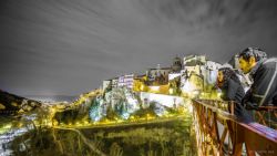 Fotografía: Viendo la casa colgada desde el puente en Cuenca