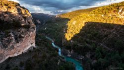 Vistas desde el ventano del diablo al ponerse el sol, cañón en sombra