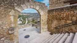 Vistas sobre el Júcar en Cuenca con puerta de piedra