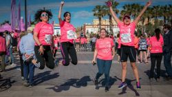 Fotografía: Tradicional salto al finalizar la carrera de la mujer