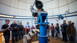 Fotografía: Explicando dentro de la cúpula en Centro Astronómico Alto Turia