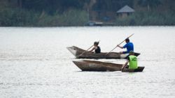 Fotografía: Relax en canoas, lago Bunyonyi