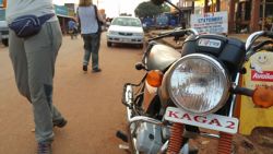 Fotografía: Matriculas atrevidas en Uganda, casi el ecuador de África