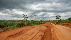 Fotografía: Esto es una  muy buena carretera en Uganda