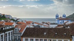 Fotografía: El mar sobre los tejados de Angra do Heroismo
