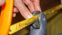 Fotografía: Serrando el pasador de la rueda rota en una maleta