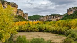 Fotografía: Rocas verticales y la laguna de Uña en Cuenca