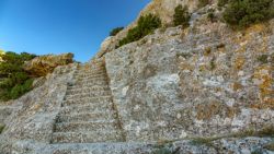 Fotografía: Escaleras en roca para acceder al poblado ibérico